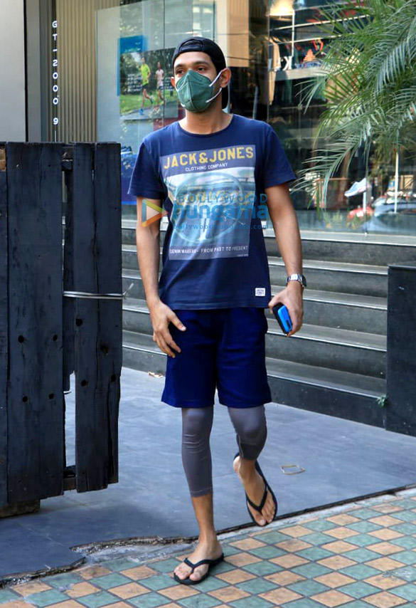photos vikrant massey snapped in bandra 3