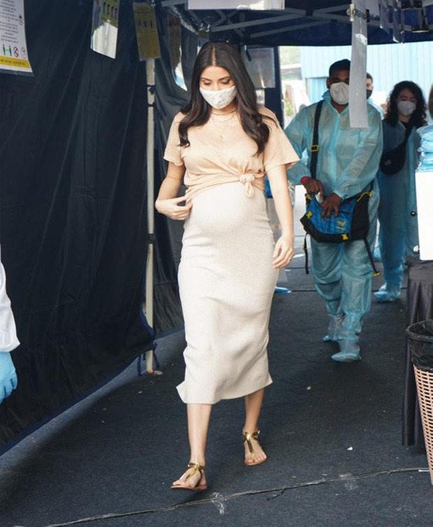Pregnant Anushka Sharma flaunts her baby bump as she shoots in the city Pregnant Anushka Sharma flaunts her baby bump as she shoots in the city