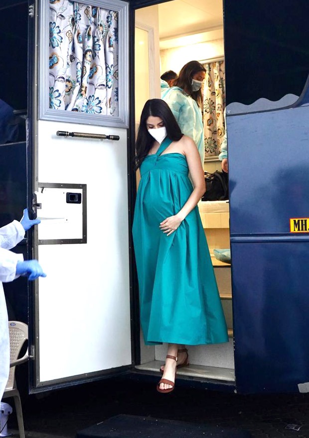 Pregnant Anushka Sharma glows in green gown, starts shooting for an ad! Pregnant Anushka Sharma glows in green gown, starts shooting for an ad!
