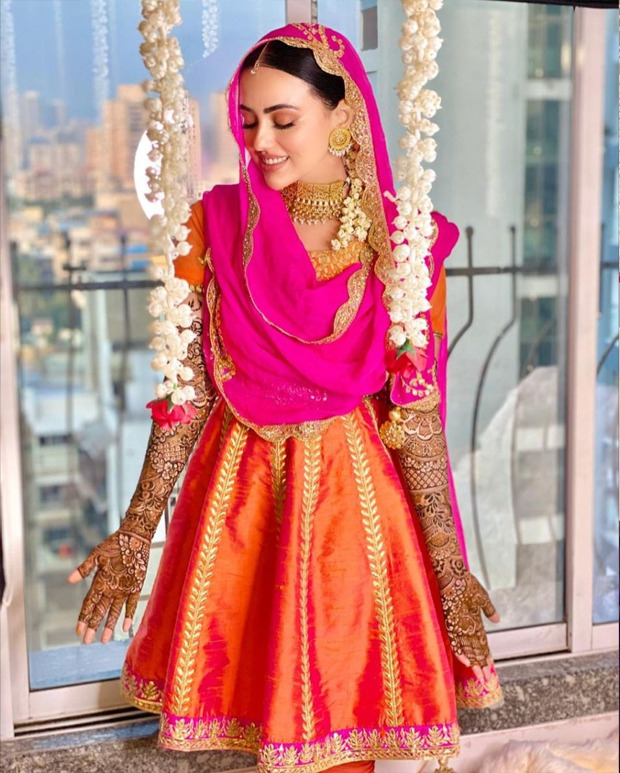 Sana Khan ditches the traditional yellow-green combination, opts for a stunning pink-orange contrast for her Mehendi function