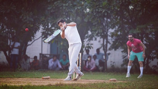Ali Abbas Zafar and Saif Ali Khan play cricket at Pataudi Palace amid Tandav shooting; Sunil Grover spills the beans on what it was like shooting at the royal palace Ali Abbas Zafar and Saif Ali Khan play cricket at Pataudi Palace amid Tandav shooting; Sunil Grover spills the beans on what it was like shooting at the royal palace