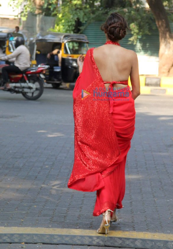 photos aahana kumra snapped on location for shooting bandra 4