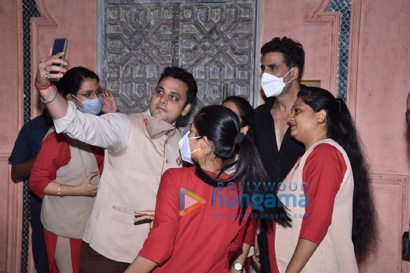 photos akshay kumar snapped at puja films office in juhu 1