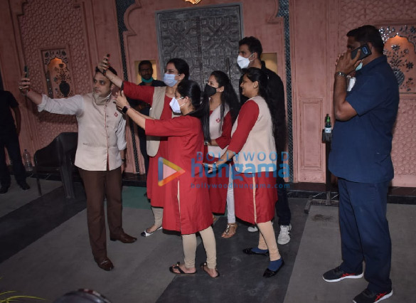 photos akshay kumar snapped at puja films office in juhu 2