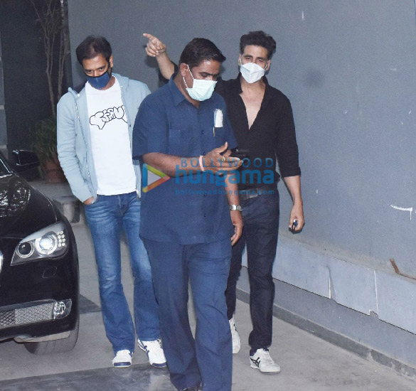 photos akshay kumar snapped at puja films office in juhu 4