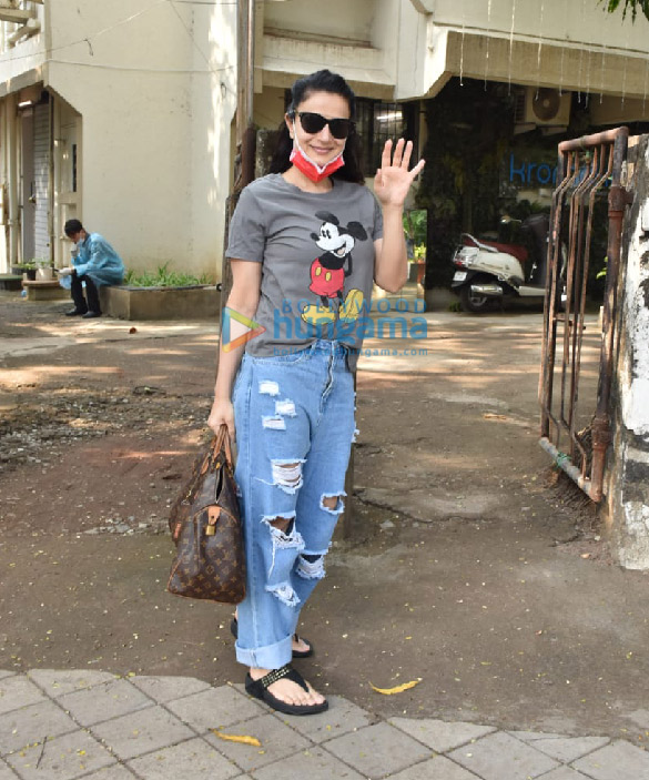 photos ameesha patel snapped at a salon in juhu 2