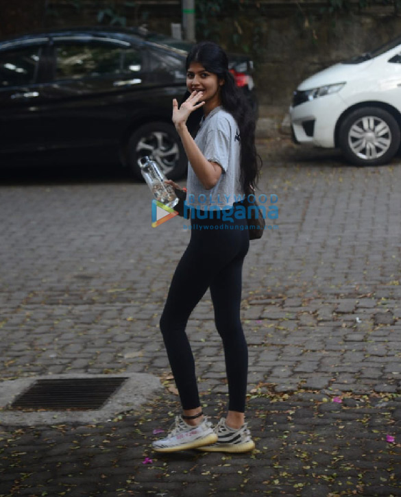 photos anjini dhawan snapped in santacruz 3