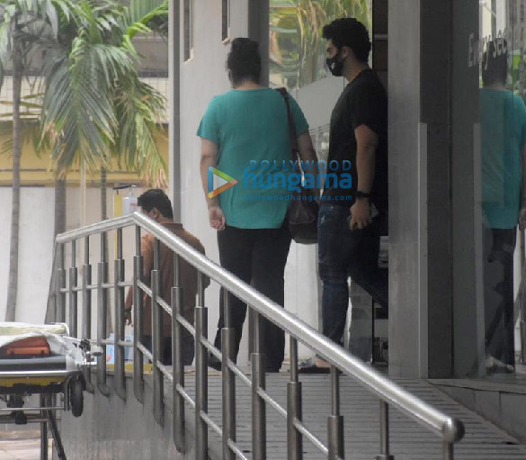 photos anshula kapoor and arjun kapoor leave from hinduja hospital 1