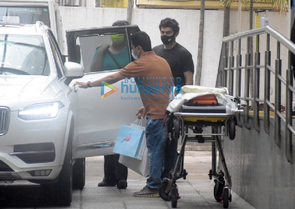 Photos: Anshula Kapoor and Arjun Kapoor leave from Hinduja Hospital Photos: Anshula Kapoor and Arjun Kapoor leave from Hinduja Hospital