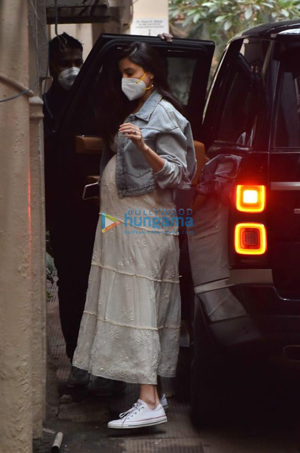 photos anushka sharma snapped in juhu 2