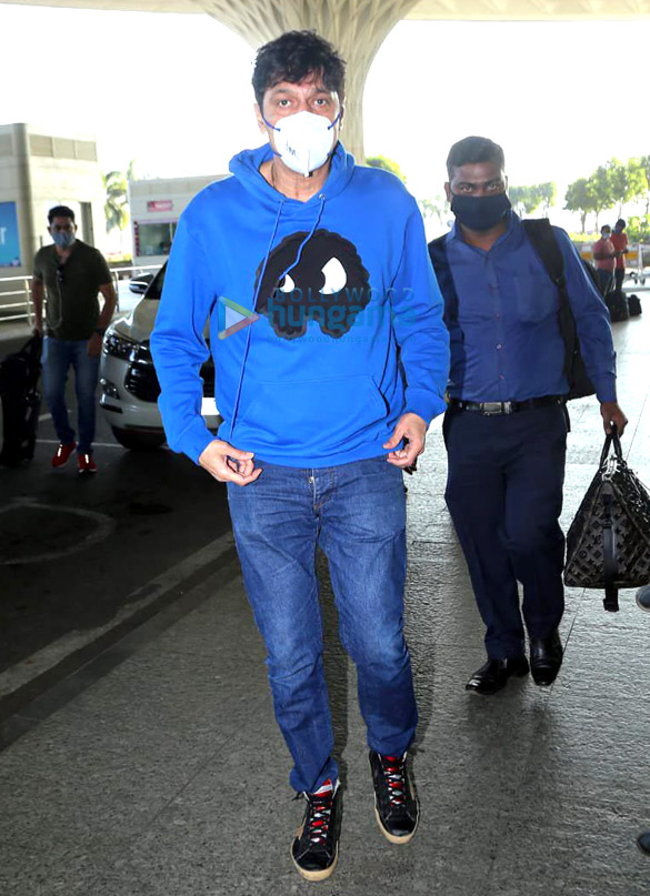 photos arjun kapoor and chunky pandey snapped at the airport 2