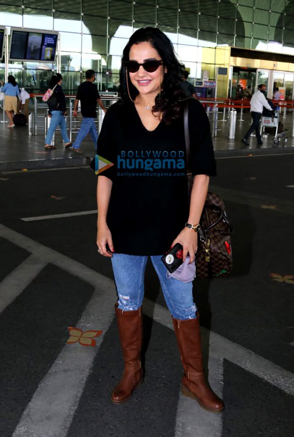 photos arjun kapoor and mithun chakraborty snapped at the airport 3