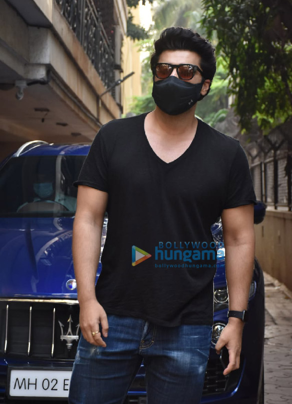 photos arjun kapoor snapped in juhu 2 2