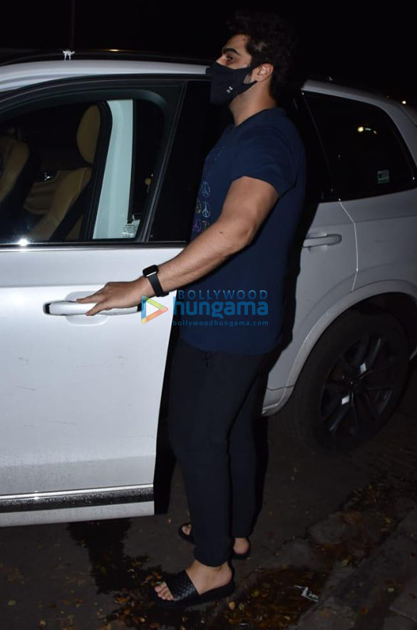 photos arjun kapoor snapped in juhu 2