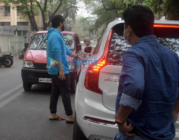 photos arjun kapoor spotted outside hinduja hospital in bandra 1