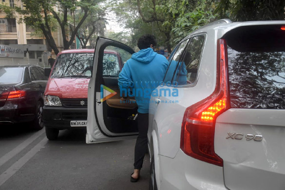 photos arjun kapoor spotted outside hinduja hospital in bandra 4