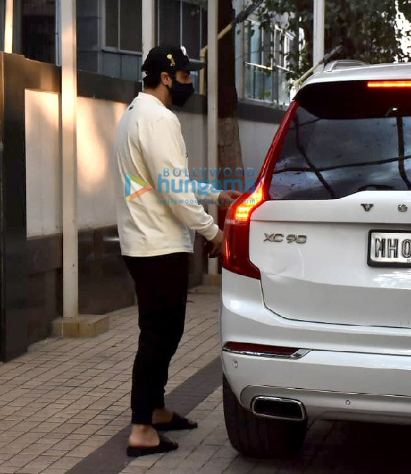 photos arjun kapoor with his sister at hinduja hospital in khar 4