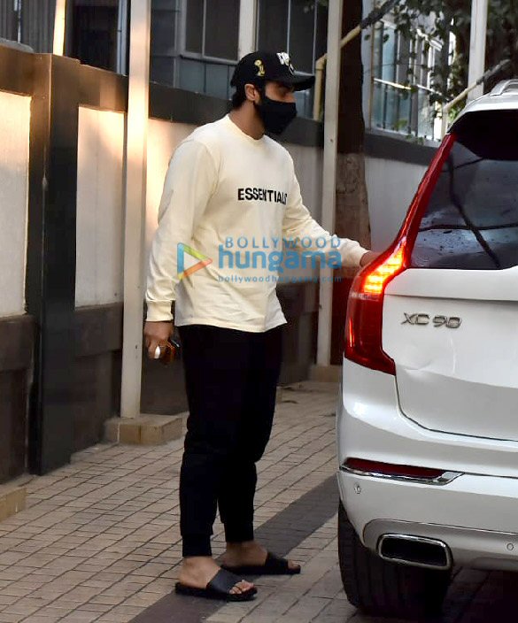 photos arjun kapoor with his sister at hinduja hospital in khar 5