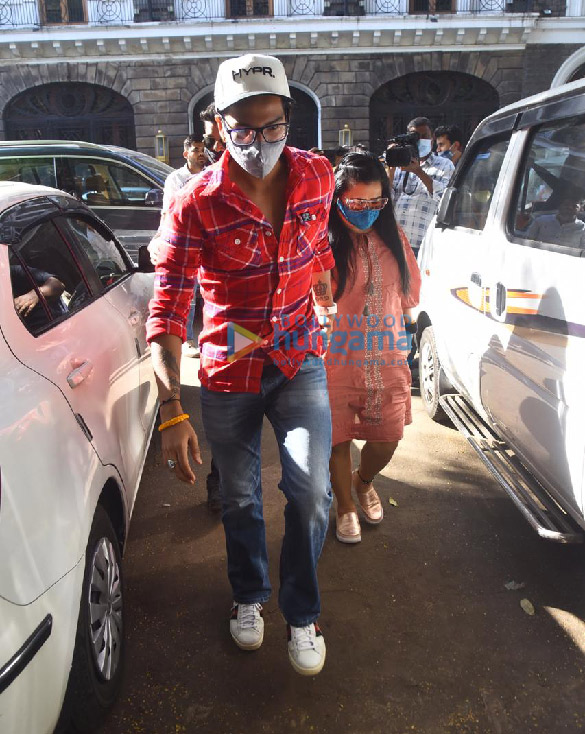 photos arjun rampal bharti singh and haarsh limbachiyaa snapped arriving at the ncb office 2