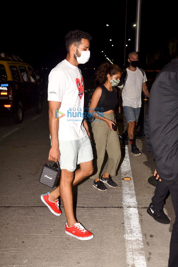 photos deepika padukone and siddhant chaturvedi snapped at gateway of india 4