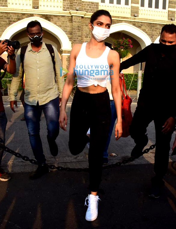 Photos: Deepika Padukone and Siddhant Chaturvedi snapped at Gateway Of India in Mumbai Photos: Deepika Padukone and Siddhant Chaturvedi snapped at Gateway Of India in Mumbai