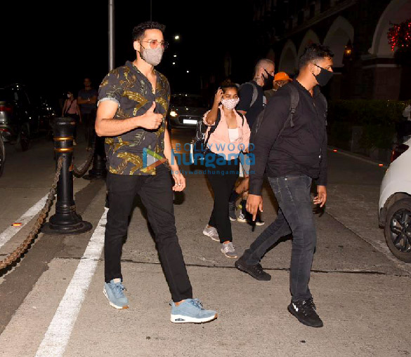 photos deepika padukone and siddhant chaturvedi snapped at gateway of india in mumbai 5