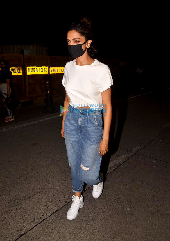 photos deepika padukone and siddhant chaturvedi snapped at gateway of india in mumbai 6