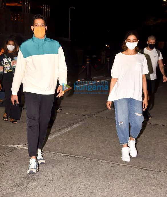 Photos: Deepika Padukone and Siddhant Chaturvedi spotted at Gateway Of India Photos: Deepika Padukone and Siddhant Chaturvedi spotted at Gateway Of India
