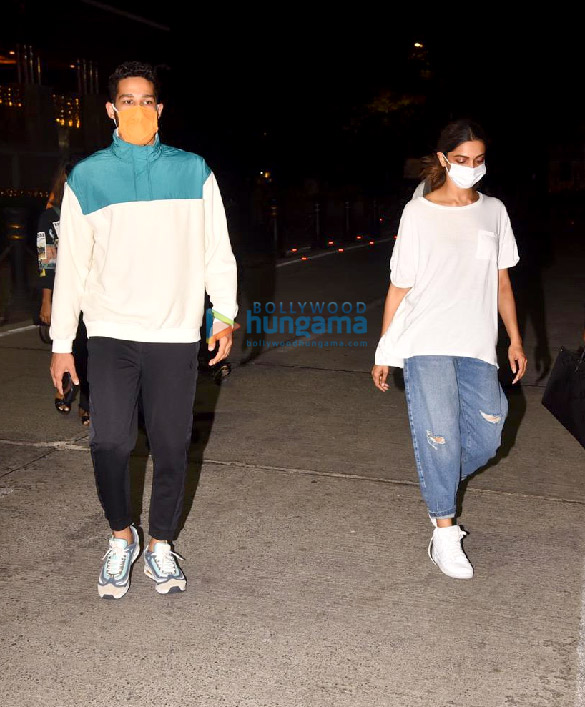 photos deepika padukone and siddhant chaturvedi spotted at gateway of india 2 3