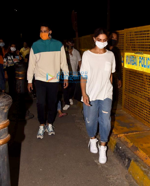 photos deepika padukone and siddhant chaturvedi spotted at gateway of india 3 3