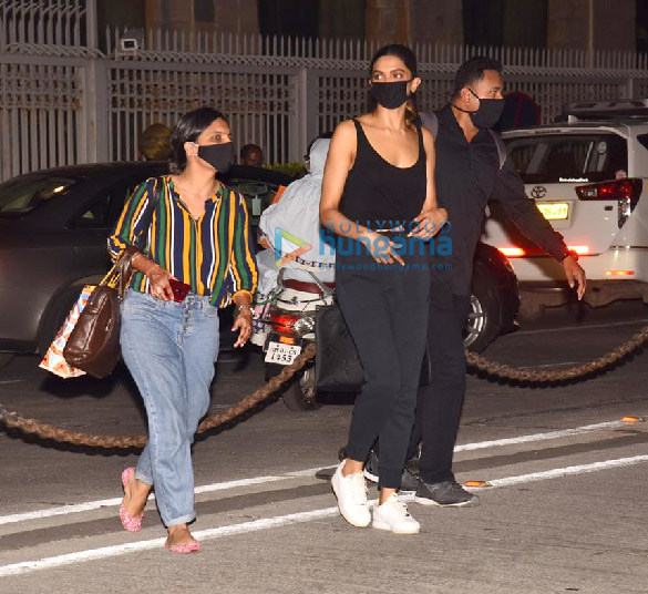 photos deepika padukone spotted at gateway of india 2