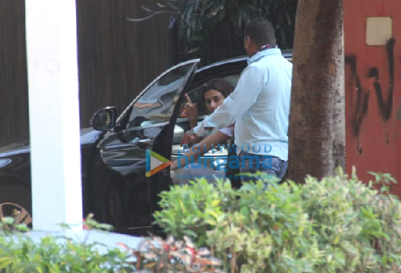 photos disha patani spotted outside tiger shroffs house in bandra 3