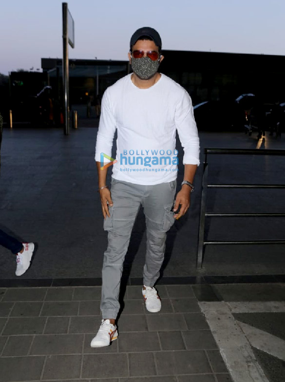 photos eesha koppikhar daisy shah and others snapped at the airport 4