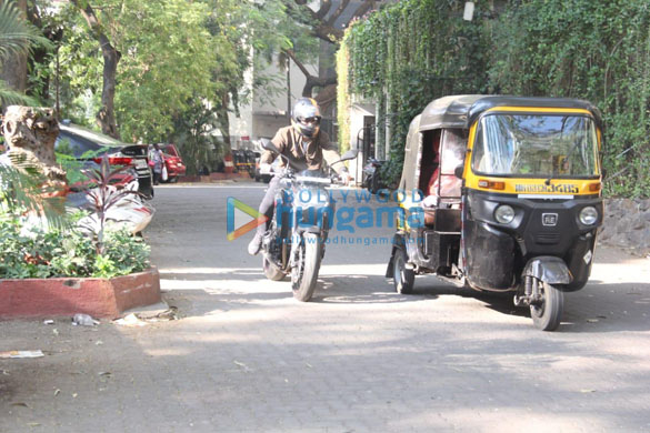 photos emraan hashmi snapped riding his bike in bandra 1