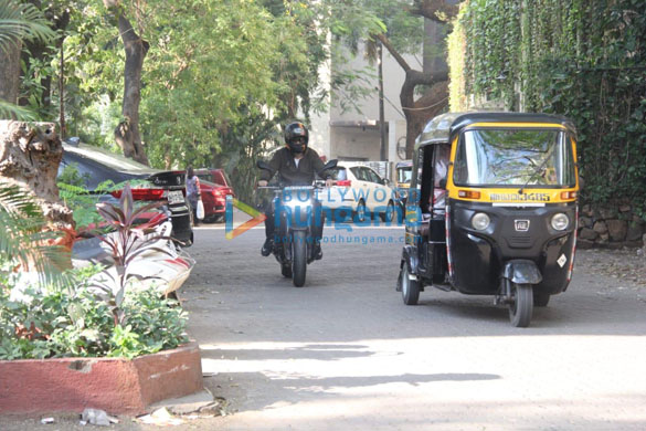 photos emraan hashmi snapped riding his bike in bandra 2