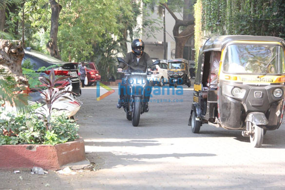 photos emraan hashmi snapped riding his bike in bandra 4