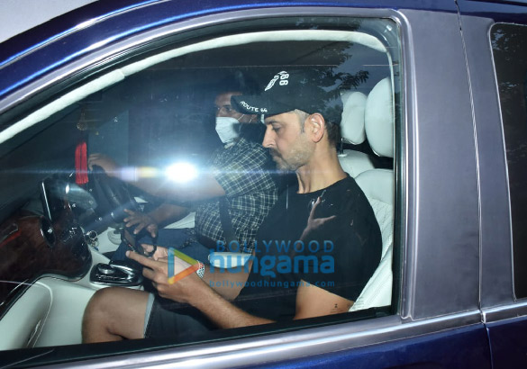 photos hrithik roshan snapped at sanjay khans house in juhu 5