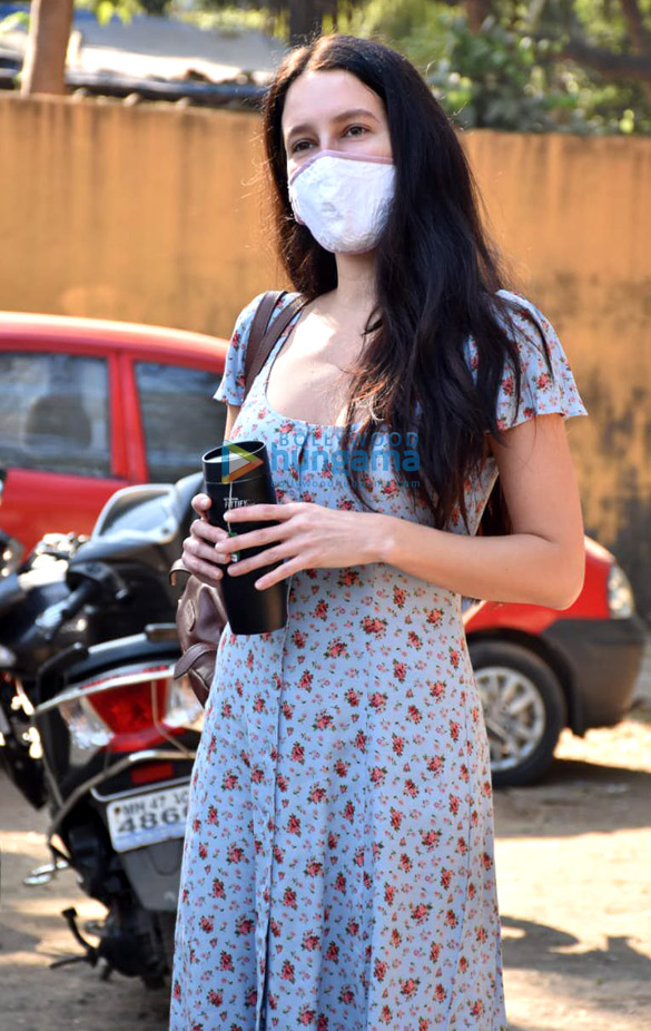 photos isabel kaif spotted in versova 2