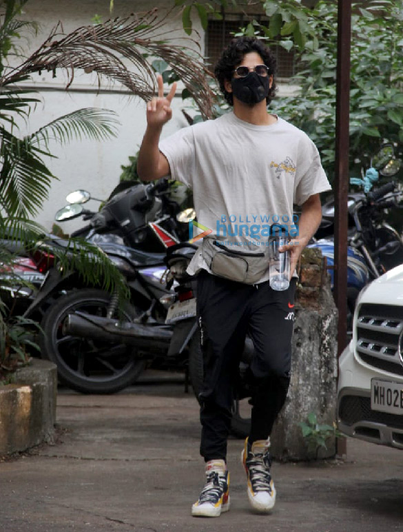 photos ishaan khatter snapped in bandra 2