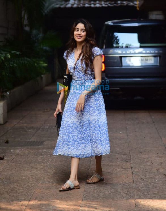 photos janhvi kapoor snapped in juhu 2 7