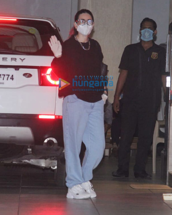 photos kareena kapoor khan taimur ali khan and others snapped at babita kapoors house 3