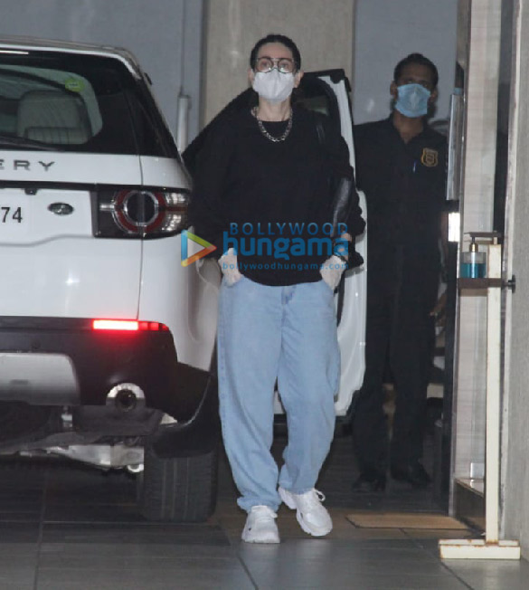 photos kareena kapoor khan taimur ali khan and others snapped at babita kapoors house 4