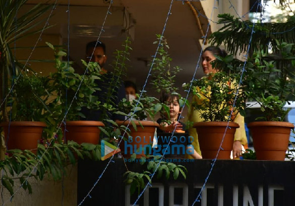 Photos: Kareena Kapoor Khan, Taimur Ali Khan, Saif Ali Khan snapped at their residence