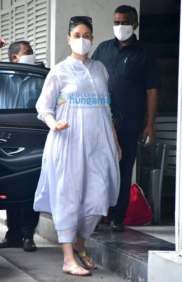 photos kareena kapoor khan and saif ali khan spotted at a clinic for check up 2