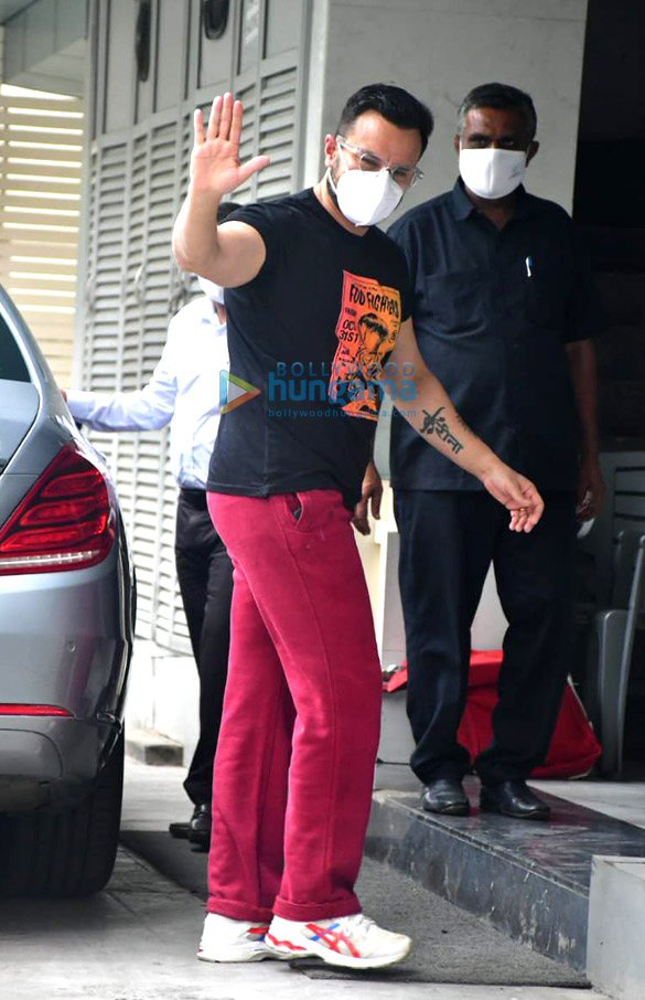 photos kareena kapoor khan and saif ali khan spotted at a clinic for check up 4