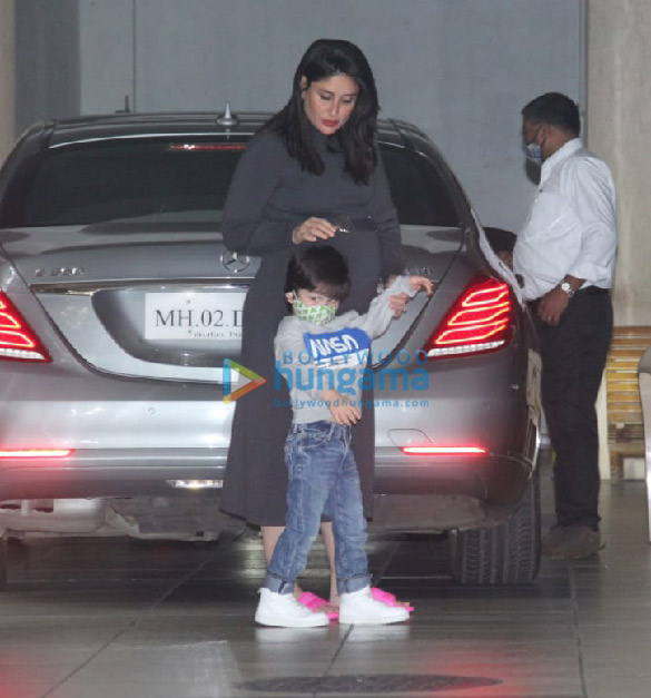 photos kareena kapoor khan and taimur ali khan snapped at babita kapoors house 2