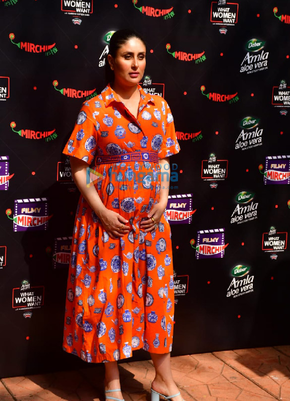 Photos: Kareena Kapoor Khan snapped at Balgandharva Rang Mandir in Bandra Photos: Kareena Kapoor Khan snapped at Balgandharva Rang Mandir in Bandra