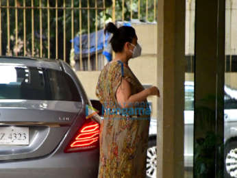 Photos: Kareena Kapoor Khan spotted at Karisma Kapoor's house