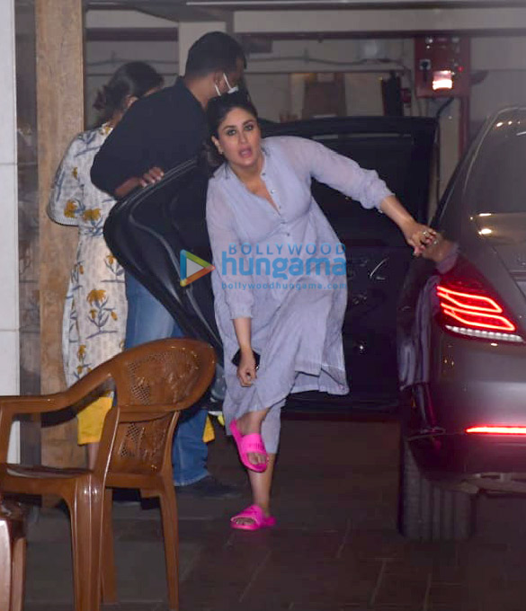 photos kareena kapoor khan spotted in bandra 1 12