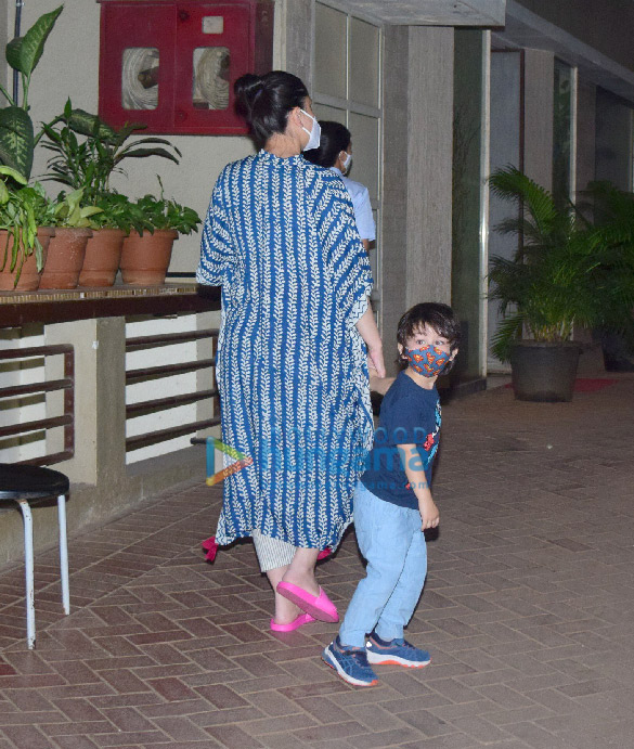 photos kareena kapoor khan with taimur ali khan and karisma kapoor spotted in bandra 5
